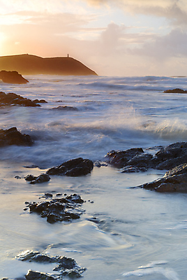 포토 JPG 해외이미지 영어 파도 바다 하늘 휴가 영국 잉글랜드 사람없음 물 빛 태양 평화 침묵 고요 황혼 일몰 새벽 절벽 고독 저녁 암초 천국 대서양 광 블러 수평선 콘월 해외202004 해외포토 자연요소 문자 감정 유럽 컨셉 노을 소리 야간 파일형식 이미지허브