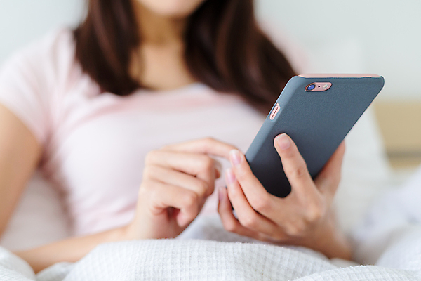 포토 JPG 해외이미지 응시 여자 베개 휴식 실내 들기 동양인 상반신 앞모습 아웃포커스 스마트폰 기댐 침대 잡기 성인여자한명만 해외202004 해외포토 시선 뷰포인트 가구 컨셉 침구 모션 촬영기법 사람 인종 내부 핸드폰 스마트기기 여자한명만 성인여자만 파일형식 이미지허브