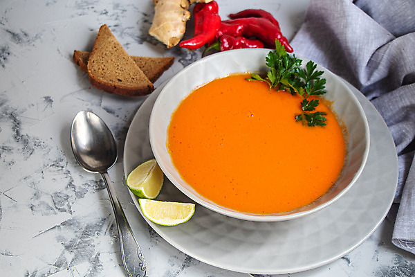 포토 JPG 해외이미지 접시 음식 다이어트 토마토 채소 오렌지 호박 건강 사람없음 빨간색 숟가락 식사 저녁식사 흰색 신선 사발 수프 크림 점심식사 채식주의자 해외202004 해외포토 식기 컬러 과일 수저 사기그릇 채식 파일형식 이미지허브