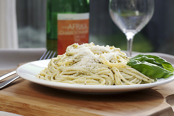 포토 JPG 해외이미지 음식 잎 와인잔 치즈 파스타 스파게티 요리 사람없음 초록색 와인 식사 저녁식사 이탈리아 신선 와인병 바질 해외202004 해외포토 식물 유럽 컬러 술잔 병_용기 유제품 주류 서양음식 파일형식 이미지허브