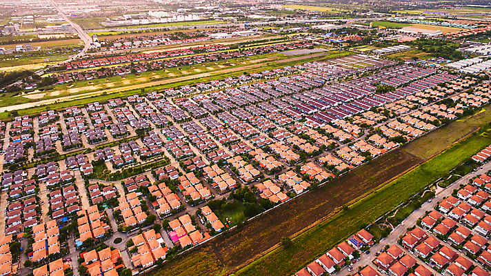 포토 JPG 해외이미지 외관 도로 건축양식 지붕 설계 거리 주택 안테나 풍경 사람없음 초록색 여름 도시풍경 마을 도시 재산 땅 커뮤니티 타운 이웃 개발 교외 넘어짐 드론 진짜 해외202004 해외포토 계절 건축 길 컬러 컨셉 통신 교통시설 모션 건물 금융 파일형식 이미지허브