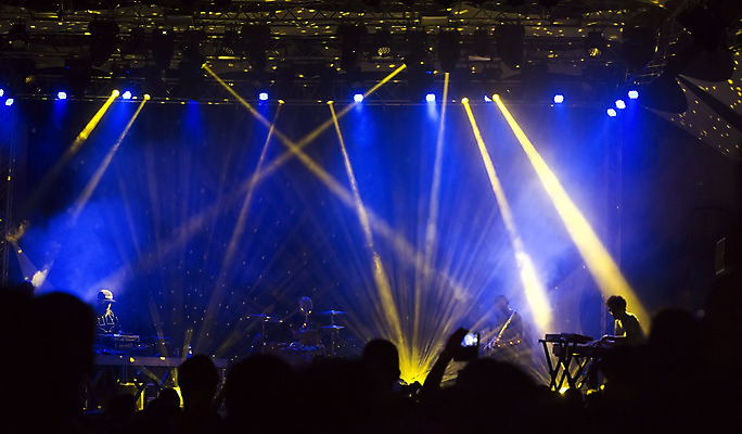 포토 JPG 해외이미지 유럽 무기 음악 노래 모션 전등 관리 사람 이벤트 사람없음 청춘 파티 축제 소리 콘서트 공연 연주자 무대 축하 춤 도시 군중 야간 지중해 포르투갈 클럽 흥분 리듬 플레이어 해외202004 해외포토 자연요소 감정 나라 바다 컨셉 문화예술 조명 음악가 파일형식 이미지허브