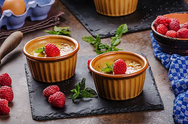 포토 JPG 해외이미지 그릇 실내 사람없음 계란 식탁보 민트 산딸기 계란판 돌판 크렘브륄레 갈색배경 해외202004 해외포토 식기 백그라운드 과일 디저트 내부 갈색 알 돌_바위 허브 파일형식 이미지허브