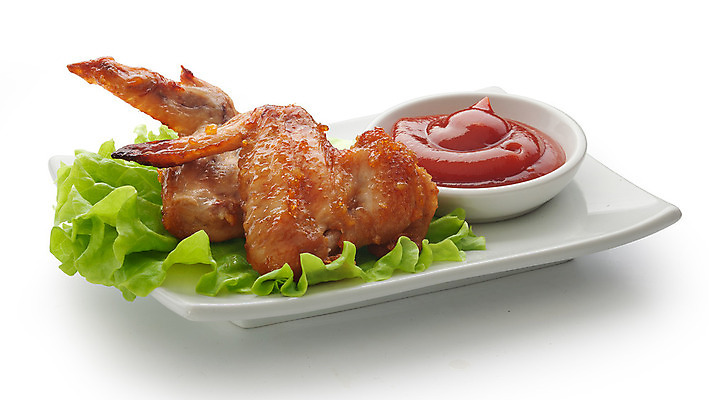 포토 JPG 해외이미지 접시 클리핑패스 음식 날개 토마토 육류 사람없음 빨간색 초록색 갈색 노란색 식사 저녁식사 치킨 튀김 흰색 신선 황금 상추 굽기 고립 해외202004 해외포토 식기 컬러 채소 식재료 구이 닭고기요리 파일형식 이미지허브