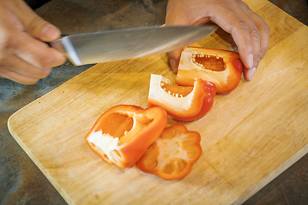 포토 JPG 해외이미지 손 남자 음식 조각 채소 부분 탁자 파프리카 도마 요리 사람없음 목재 빨간색 요리사 횡단보도 칼 닫기 자르기 준비 유기농 날것 후추 음식준비 해외202004 해외포토 나무 직업 웰빙 컬러 가구 재료 모션 주방용품 사람 신체부위 보행로 향신료 파일형식 이미지허브