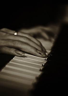 포토 JPG 해외이미지 여자 유럽 음악 손가락 놀이 북유럽 노르웨이 사람 사람없음 스칸디나비아 해외202004 해외포토 손 나라 문화예술 파일형식 이미지허브