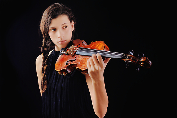 포토 JPG 해외이미지 백인 직업 1 라이프스타일 손 여자 행복 무기 얼굴 음악 포즈 놀이 성공 한명 사람 성인 검은색 쪽지 화목 콘서트 공연 음악가 기구 표현 클래식 바이올린 어깨 긍정 예술가 바이올리니스트 고립 교향곡 멜로디 비올라 해외202004 해외포토 서양인 감정 컬러 컨셉 현악기 문화예술 이벤트 생활 신체부위 연주자 파일형식 찰현악기 이미지허브