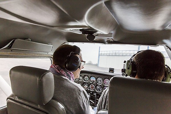 포토 JPG 해외이미지 교육 남자 여행 의자 비즈니스 가이드 유리 버튼 수업 비행기 한명 빛 맑음 강사 헤드폰 기구 비행 오픈 지시 파일럿 항공 레이아웃 쇼 시끄러움 대패 옛날 통근 해외202004 해외포토 직업 1 음향기기 가구 항공교통 모션 재질 날씨 대중교통 사람 출근 파일형식 이미지허브