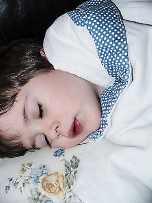 포토 JPG 해외이미지 백인 얼굴 어린이 휴식 주택 한명 사람 소년 소파 침실 꿈 침대 잠 거짓말 해외202004 해외포토 서양인 1 남자 가구 컨셉 의자 건물 신체부위 파일형식 이미지허브