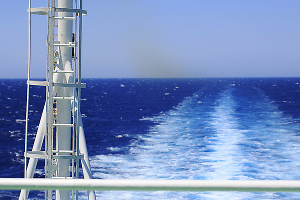 포토 JPG 해외이미지 바다 여행 교통시설 하늘 휴가 항해 사람없음 야외 목재 물 여름 파란색 빛 태양 평화 황혼 일몰 자유 흰색 점 보트 야간 크루즈 갑판 함선 승객 구명용품 철책 수평선 해외202004 해외포토 자연요소 나무 계절 컬러 교통 컨셉 배_교통 재료 노을 안전장비 시설 파일형식 이미지허브