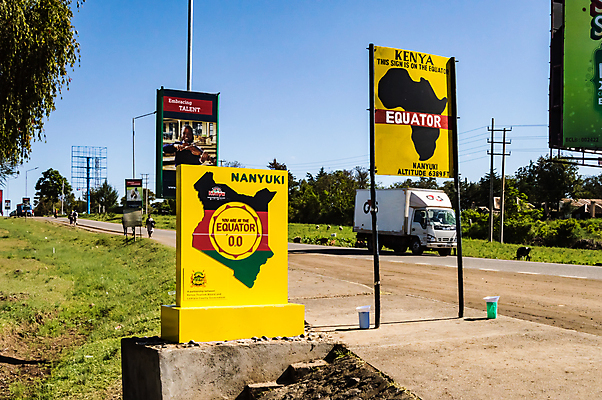 포토 JPG 해외이미지 도로 지구 선 여행 아프리카 하늘 사람 풍경 사람없음 야외 세계 노란색 지구본 흰색 중앙 심볼 사인 케냐 천연기념물 영 평행 건너기 경도 땅바닥 위도 지리 콘크리트 해외202004 해외포토 나라 길 컬러 교통시설 모션 바닥 숫자 파일형식 이미지허브