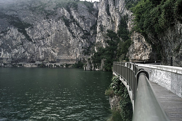 포토 JPG 해외이미지 유럽 도로 호수 여행 사람없음 여름 이탈리아 터널 알프스 북쪽 해외202004 해외포토 계절 나라 길 교통시설 방향 파일형식 이미지허브