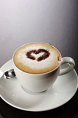 포토 JPG 해외이미지 그릇 식기 행복 커피 음료 사랑 사람없음 컵 갈색 초콜릿 거품 우유 흰색 하트 커피잔 카푸치노 따뜻한음료 해외202004 해외포토 모양 감정 컬러 디저트 잔 유제품 파일형식 이미지허브