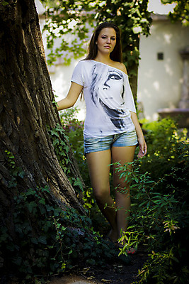 포토 JPG 해외이미지 나무 백인 모델 1 공원 여자 행복 얼굴 백그라운드 잎 자연 건강 한명 미소 사람 성인 야외 목재 초록색 여름 흰색 숲 내추럴 해외202004 해외포토 서양인 식물 계절 공공시설 감정 컬러 재료 표정 신체부위 생태계 파일형식 이미지허브