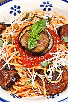 포토 JPG 해외이미지 나무 전통 접시 음식 포크 다이어트 토마토 가지 치즈 함께함 파스타 마늘 스파게티 사람없음 이탈리아 추위 튀김 신선 체리 지중해 국수 반죽 레시피 바질 마카로니 영양분 탈리아텔레 해외202004 해외포토 식물 식기 유럽 바다 컨셉 채소 과일 유제품 서양음식 건강 면류 파스타면 파일형식 이미지허브