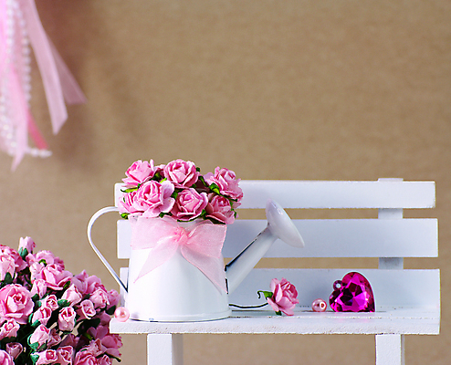 포토 JPG 해외이미지 식물 꽃 종이 분홍색 결혼 백그라운드 꽃무늬 의자 자연 발렌타인데이 사랑 사람없음 목재 장식 초록색 장미 물뿌리개 흰색 하트 내추럴 해외202004 해외포토 모양 나무 감정 컬러 가구 무늬 재료 데이이벤트 이벤트 생태계 파일형식 이미지허브