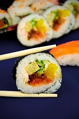 포토 JPG 해외이미지 접시 문화 음식 다이어트 채소 건강 관리 요리 동양인 사람없음 장식 초록색 빛 식당 일본 요리사 식사 중국 초밥 샐러드 회 신선 고명 막대기 우아함 배열 허브 해산물 준비 상쾌 롤 서빙 연어 식품점 이국적 해외202004 해외포토 식물 직업 식기 감정 아시아 컬러 컨셉 어류 인종 상점 일본음식 파일형식 이미지허브