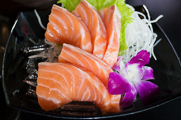 포토 JPG 해외이미지 그릇 접시 아시아 문화 음식 조각 백그라운드 잎 탁자 쟁반 어류 사람없음 가로 빨간색 식당 일본 식사 저녁식사 초밥 회 신선 소프트포커스 고추냉이 먹기 해산물 서비스 메뉴 상쾌 연어 건강식 점심식사 단백질 뷔페 카피스페이스 해외202004 해외포토 식물 식기 감정 나라 컬러 가구 모션 촬영기법 상점 수중동물 공백 양념 영양소 일본음식 파일형식 이미지허브