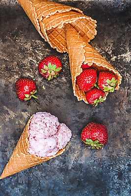 포토 JPG 해외이미지 열매 음식 분홍색 백그라운드 과일 재료 공 딸기 아이스크림 디저트 사람없음 빨간색 여름 컬러풀 우주 냉동 얼음 검은색 식사 어둠 추위 수확 흰색 신선 달콤 맛 상품 정상 크림 상쾌 복고 원뿔 요거트 와플 부주의 소셜네트워크 필터 스타일 해외202004 해외포토 자연요소 도형 식물 계절 감정 컬러 컨셉 농업 유제품 파일형식 이미지허브