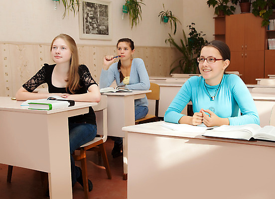 포토 JPG 해외이미지 백인 학생 여학생 여자 교육 행복 얼굴 교실 학교 탁자 수업 함께함 사람 앉기 세명 스터디 연필 정보 기록 강의 책상 긍정 주목 해외202004 해외포토 서양인 감정 가구 컨셉 모션 학용품 신체부위 학습 필기구 파일형식 이미지허브