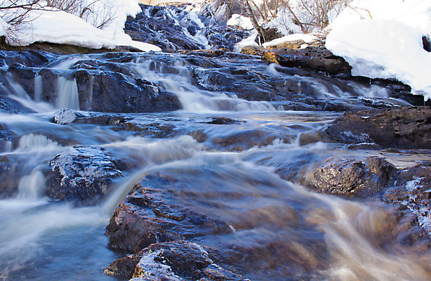 포토 JPG 해외이미지 겨울 자연 노르웨이 풍경 사람없음 빨간색 물 강 햇빛 태양 추위 개울 암초 해외202004 해외포토 자연요소 계절 유럽 컬러 생태계 파일형식 이미지허브