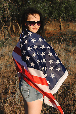 포토 JPG 해외이미지 백인 구름 라이프스타일 별 스포츠 부분 하늘 거리 한명 사람 인종 야외 빨간색 초록색 파란색 청춘 햇빛 태양 미국 봄 기쁨 깃발 잡기 황금 땅 주말 애국심 진짜 스타일 해외202004 해외포토 자연요소 서양인 1 계절 감정 컬러 컨셉 북아메리카 모션 생활 파일형식 이미지허브