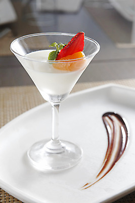 포토 JPG 해외이미지 접시 오렌지 과일 딸기 디저트 사람없음 장식 컵 식당 달콤 맛 푸딩 해외202004 해외포토 식기 음식 컨셉 상점 파일형식 이미지허브