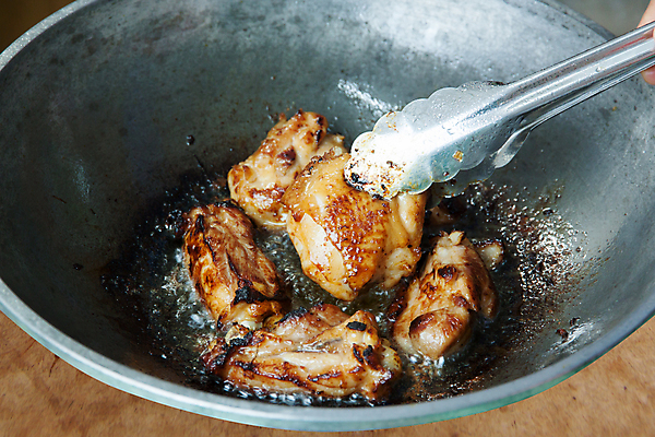 포토 JPG 해외이미지 음식 조각 주택 육류 요리 사람없음 장비 프라이팬 횡단보도 준비 미국문화 음식준비 헹가래 개조 해외202004 해외포토 식재료 주방용품 건물 축하 보행로 서양문화 파일형식 이미지허브