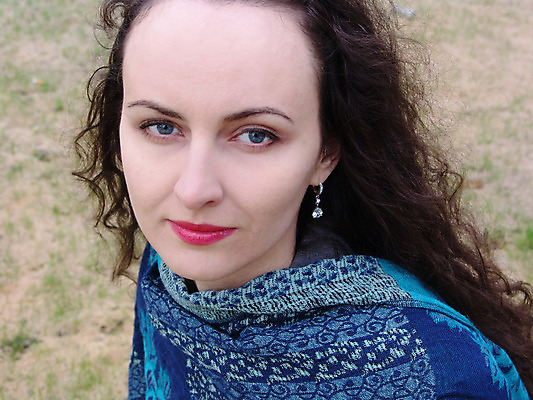 포토 JPG 해외이미지 모델 1 응시 여자 행복 얼굴 휴식 건강 한명 웃음 사람 성인 유행 흰색 신선 화려 피부 내추럴 스타일 해외202004 해외포토 시선 감정 컬러 컨셉 표정 신체부위 파일형식 이미지허브