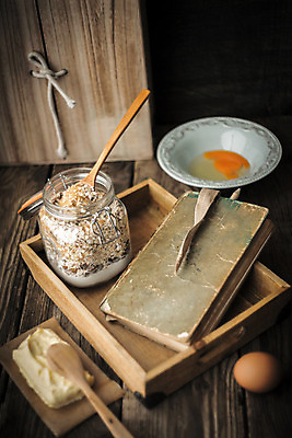 포토 JPG 해외이미지 접시 리본 밧줄 음식 벽 백그라운드 장신구 건강 사람없음 목재 옆모습 책 초록색 상자 노란색 주방 계란 숟가락 회색 도자기 질감 밀가루 버터 성분 구성 북마크 양피지 오트밀 정물화 프로방스 해외202004 해외포토 나무 식기 줄 뷰포인트 컬러 재료 수저 알 가루 그림 파일형식 귀리 이미지허브