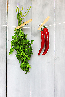 포토 JPG 해외이미지 식물 음식 백그라운드 농업 채소 재료 자연 고추 탁자 파슬리 매달리기 건강 사람없음 목재 빨간색 초록색 컬러풀 활발 추위 가을 신선 뜨거움 조미료 맛 허브 향신료 유기농 매움 아로마 후추 강렬 숙성 채식주의자 해외202004 해외포토 나무 웰빙 계절 산업 컬러 가구 컨셉 모션 생태계 채식 향미료 파일형식 이미지허브