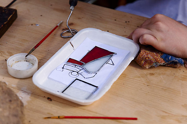 포토 JPG 해외이미지 직업 전통 기술 사람없음 빨간색 페인트 장비 수확 공구 붓 복고 만들기 팔 스테인드글라스 장인 수공예 구식 조작 화상 해외202004 해외포토 컬러 농업 모션 유리 신체부위 도구 상처 공예 파일형식 이미지허브