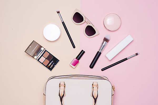 포토 JPG 해외이미지 실내 사람없음 하이앵글 선글라스 뷰티 화장품 립스틱 핸드백 화장용품 매니큐어 아이섀도 메이크업브러쉬 팩트 분홍색배경 해외202004 해외포토 안경 뷰포인트 분홍색 백그라운드 가방 내부 붓 미용용품 파일형식 이미지허브