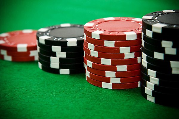 포토 JPG 해외이미지 백그라운드 놀이 탁자 사람없음 빨간색 초록색 쌓기 검은색 게임 흰색 우승 원형 도박 위험 삽 카지노 기회 포커 해외202004 해외포토 도형 컬러 가구 컨셉 모션 최고 트럼프 파일형식 이미지허브