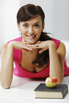 포토 JPG 해외이미지 라이프스타일 드레스 여자 행복 분홍색 과일 바닥 주택 건강 한명 성인 책 독서 사과 거짓말 단절 해외202004 해외포토 1 옷 감정 컬러 사람 건물 생활 파일형식 이미지허브