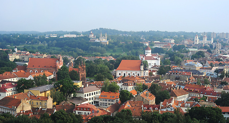 포토 JPG 해외이미지 외관 유럽 종교 건축양식 하늘 거리 파노라마 풍경 사람없음 건물 도시풍경 햇빛 태양 성당 교회 탑 고층빌딩 도시 저녁 장면 타운 동쪽 스카이라인 리투아니아 바로크 옛날 스타일 해외202004 해외포토 자연요소 건축물 건축 나라 종교건축 촬영기법 빌딩 야간 방향 파일형식 이미지허브