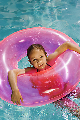 포토 JPG 해외이미지 주간 여자 여유 어린이 수영장 한명 소녀 상반신 야외 앞모습 여름휴가 바캉스 시원함 튜브 소녀한명만 해외202004 해외포토 자연요소 1 감정 뷰포인트 휴가 사람 여자한명만 소녀만 파일형식 여름_계절이미지허브