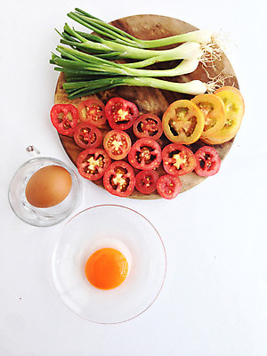 포토 JPG 해외이미지 토마토 식재료 방울토마토 단면 실내 사람없음 계란 흰배경 파 나무도마 해외202004 해외포토 백그라운드 채소 도마 내부 목재 알 흰색 파일형식 이미지허브