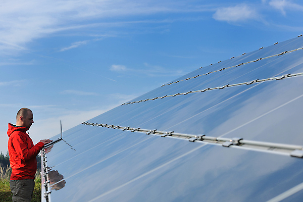포토 JPG 해외이미지 주간 구름 남자 하늘 한명 상반신 성인 야외 옆모습 노트북 타이핑 태양에너지 집열판 성인남자한명만 해외202004 해외포토 자연요소 1 뷰포인트 사람 전자제품 그린에너지 남자한명만 성인남자만 파일형식 이미지허브