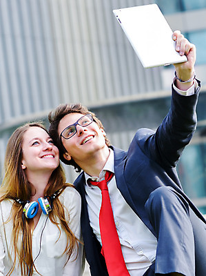 포토 JPG 해외이미지 백인 직업 커플 여자 유럽 이어폰 포즈 유니폼 2 벤치 비즈니스 휴식 노동자 함께함 미소 사람 정장 야외 두명 터치패드 사무실 알약 흰색 도시 업무 엔지니어 클래식 역동적 긍정 경영 세미나 해외202004 해외포토 서양인 옷 나라 컬러 음향기기 컨셉 의자 관계 표정 약 작업 기술자 파일형식 이미지허브