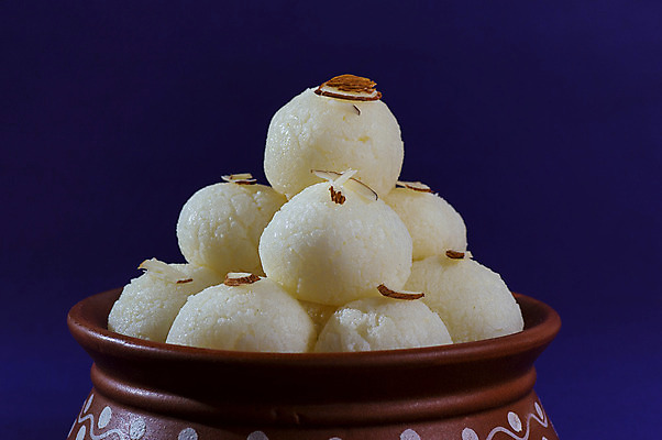 포토 JPG 해외이미지 디저트 사람없음 도자기 원형 사기그릇 인도음식 라스굴라 해외포토 도형 그릇 음식 치즈 동양음식 파일형식 이미지허브