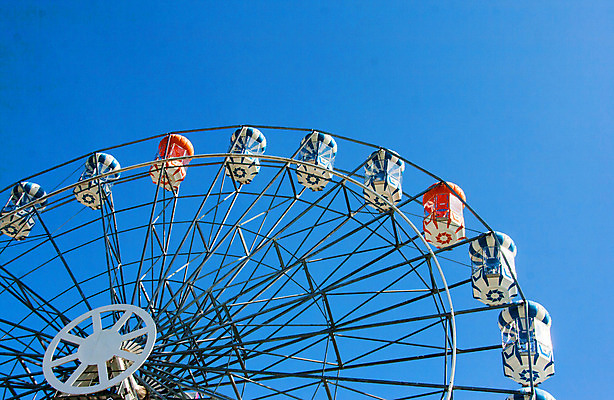 포토 JPG 해외이미지 주간 하늘 사람없음 야외 파란색 놀이공원 대관람차 해외202004 해외포토 자연요소 컬러 테마파크 놀이기구 파일형식 이미지허브