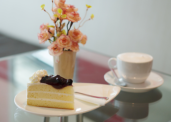 포토 JPG 해외이미지 접시 열매 커피 음식 조각 백그라운드 과일 아이스크림 디저트 치즈 사람없음 컵 빛 크래커 케이크 식당 저녁식사 빵집 흰색 신선 달콤 맛 설탕 자르기 굽기 먹기 크림 블루베리 블랙베리 제빵사 페스츄리 해외202004 해외포토 식물 직업 식기 음료 빵 컬러 컨셉 모션 유제품 쿠키 상점 식사 구이 파일형식 이미지허브