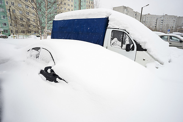 포토 JPG 해외이미지 도로 겨울 자동차 거리 사람없음 기계 도시 버리기 길가 방치 헌병 해외202004 해외포토 계절 길 육상교통 교통시설 모션 군인 파일형식 이미지허브