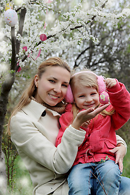포토 JPG 해외이미지 백인 계절 여자 꽃 딸 행복 어린이 2 가족 놀이 엄마 휴가 부활절 사람 두명 30대 컬러풀 바구니 정원 계란 침묵 봄 벚꽃 시골 그리기 체리 숲 가득함 사냥 발견 해외202004 해외포토 서양인 식물 기념일 감정 컬러 과일 관계 모션 장년 알 소리 파일형식 이미지허브