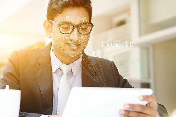 포토 JPG 해외이미지 얼굴 과학 컨셉 비즈니스 미래 한명 안전 사람 스마트폰 핸드폰 컴퓨터 디지털 자료 정보 암호 보호 인도인 사이버 스마트 확인 보안 신분 시스템 붓꽃 추적 센서 소프트웨어 스캐너 스캔 신분증 탐지 해외202004 해외포토 외국인 1 꽃 모션 동양인 신체부위 전자제품 스마트기기 증명서 파일형식 이미지허브