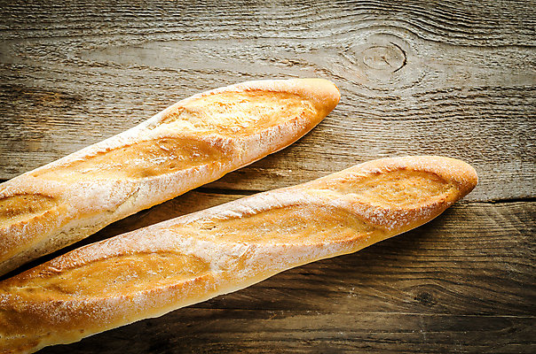 포토 JPG 해외이미지 전통 음식 2 탁자 쟁반 건강 사람없음 목재 상자 갈색 노란색 바구니 침묵 빵집 껍질 흰색 시골 신선 막대기 황금 아침식사 바게트 낟알 밀 굽기 밀가루 토스트 덩어리 프랑스어 점심식사 번 얇은 해외202004 해외포토 나무 문자 빵 컬러 가구 재료 곡류 상점 식사 소리 가루 구이 파일형식 이미지허브