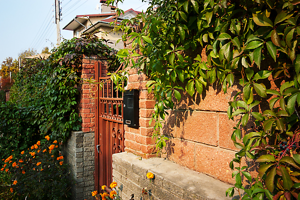 포토 JPG 해외이미지 나무 식물 공원 꽃 벽 꽃무늬 자연 벽돌 주택 풍경 사람없음 야외 목재 가로 초록색 여름 울타리 농장 장미 갈색 문 정원 봄 시골 재산 널 보안 대문 날카로움 아이비 내추럴 영원 해외202004 해외포토 계절 공공시설 컬러 무늬 농업 재료 안전 건물 금융 담장 생태계 파일형식 이미지허브