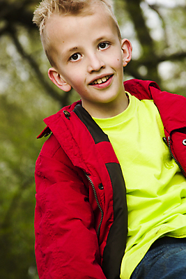 포토 JPG 해외이미지 나무 백인 모델 행복 어린이 한명 앉기 소년 야외 금발 유혹 해외202004 해외포토 서양인 식물 1 헤어스타일 남자 감정 컨셉 모션 사람 파일형식 이미지허브