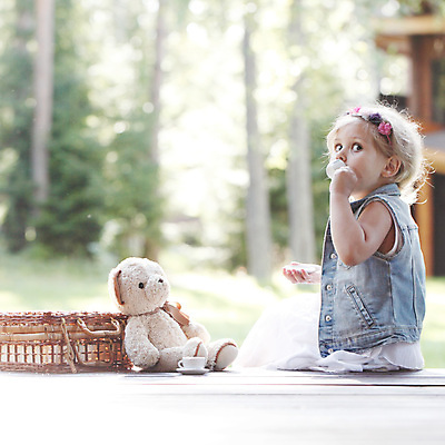 포토 JPG 해외이미지 백인 공원 여자 행복 어린이 곰 자연 놀이 한명 미소 야외 초록색 여름 장난감 작음 해외202004 해외포토 서양인 동물 1 계절 공공시설 감정 컬러 포유류 표정 사람 크기 생태계 파일형식 이미지허브